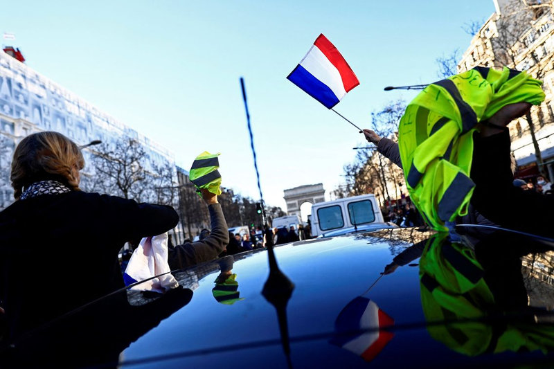 Macron ne déteste que les français !
