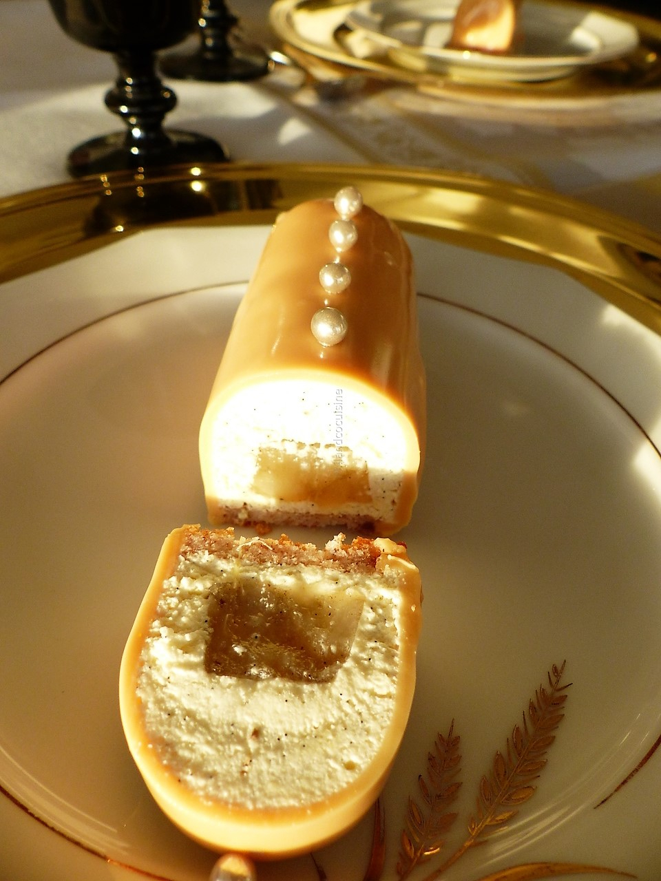 Mini bûches, mousse vanille, insert poire, biscuit noisette et glaçage au  caramel - Philandcocuisine