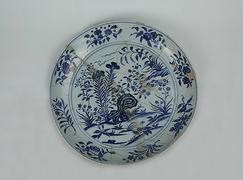 Blue-and-white plate with the design of lake, rocks and flowers, Yongle period (1403-1424)