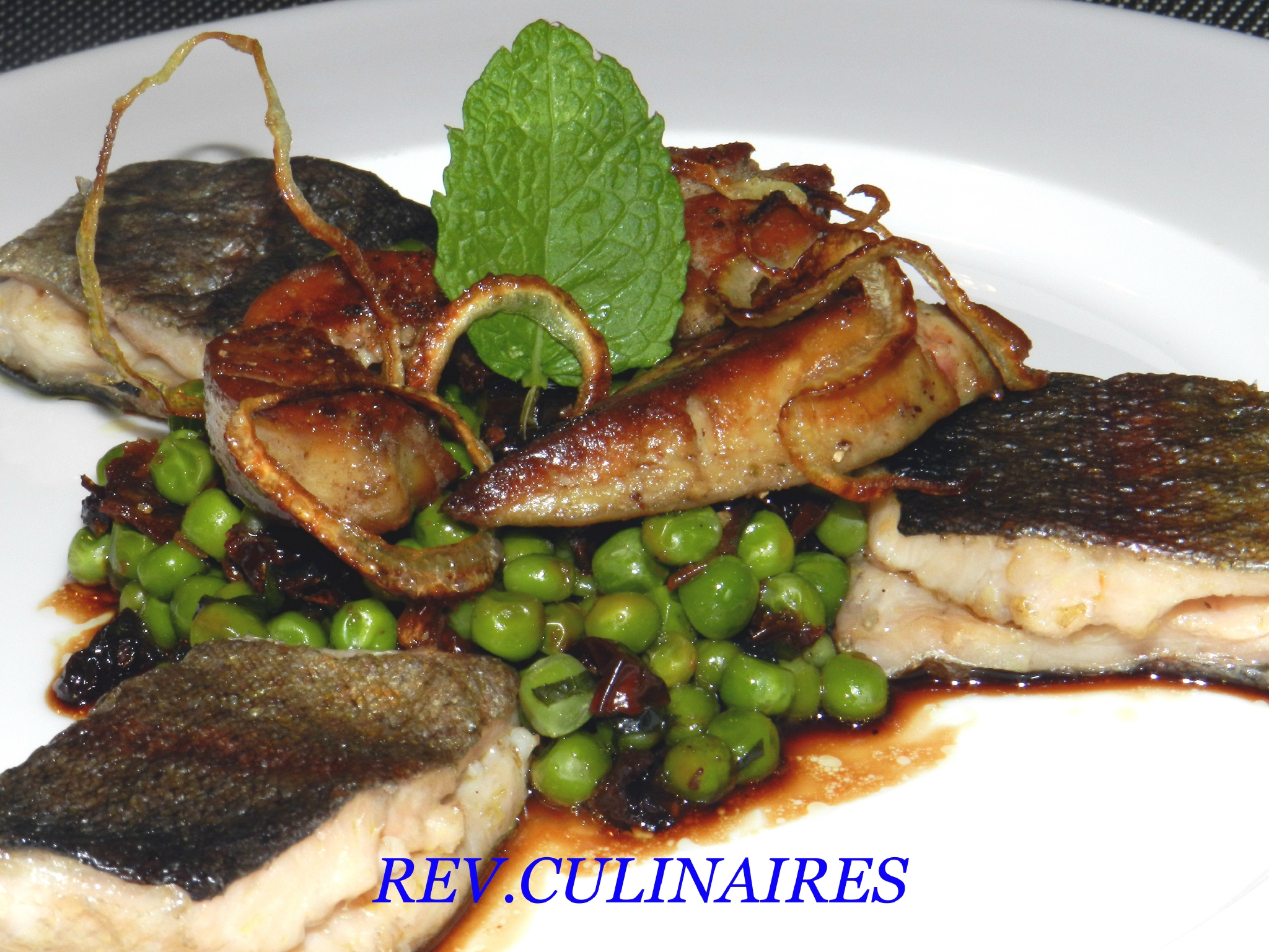 Filets de truite,foie gras, tartare de petis pois à la menthe et jus d' oignon