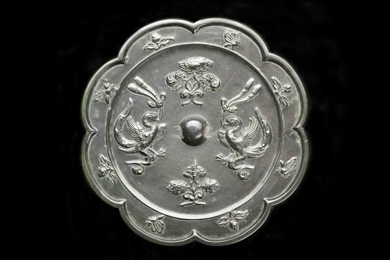 Mirror, Western Han dynasty (206 BC-AD 24) © Compton Verney
