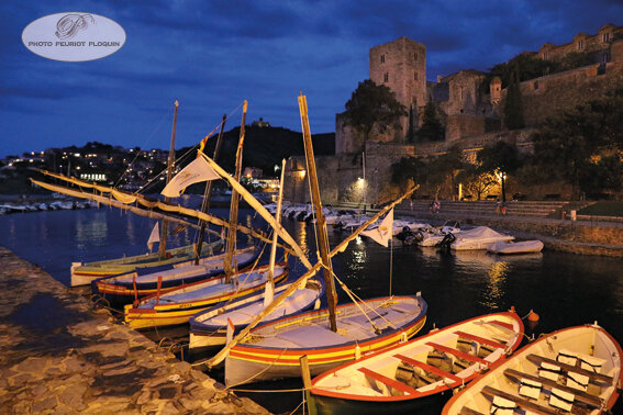 COLLIOURE_les_barques_de_peche_traditionnelles_les_Catalanes_vues_de_nuit_Le_Chateau_Royal