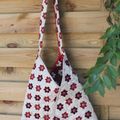 sac à main triangulaire fleuri rouge ou sac à ouvrage ( dos) 32 euros frais de port inclus