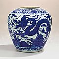 Rare grande jarre en porcelaine bleu blanc, marque et époque jiajing (1522-1566)