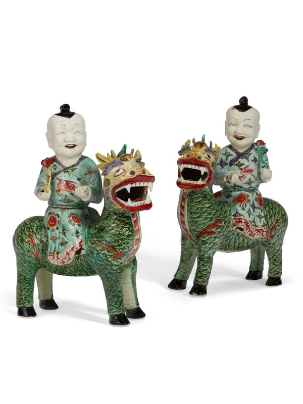 2022_NYR_20906_0078_000(a_pair_of_chinese_export_porcelain_famille_verte_figures_of_boys_ridin014016)
