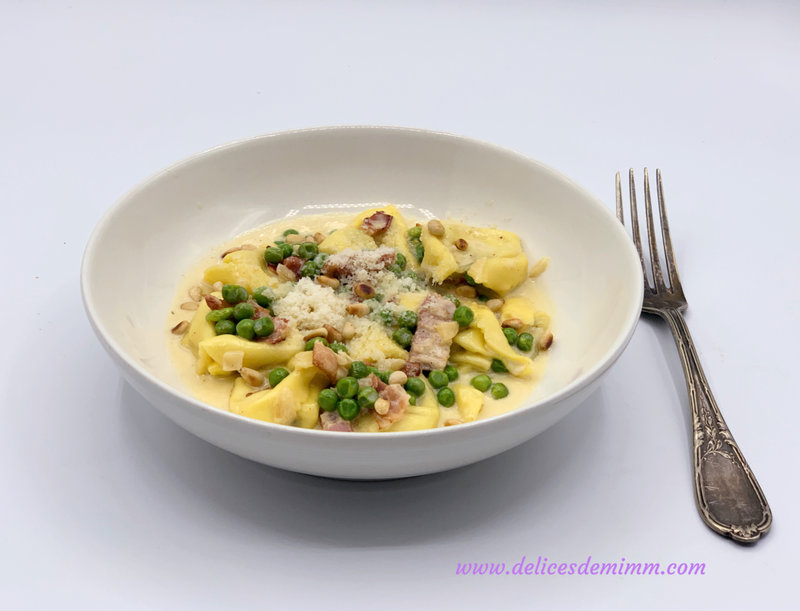 Tortellini pesto, petits pois, lardons et parmesan