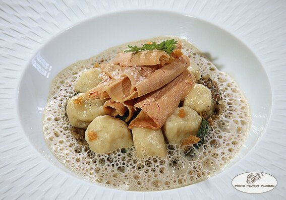 Gnochi_a_la_Cadurcienne_copeaux_de_foie_gras_sur_des_gnochi_celeri_et_pommes_de_terre_pied_de_cochon_aux_truffes