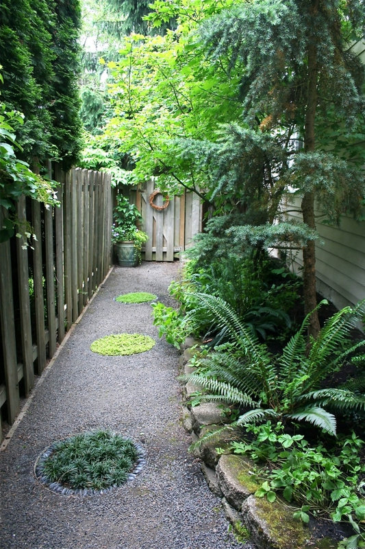 sentier-chemin-galets-gazon-idee-amenagement-petit-jardin-devant-maison-plantes-vertes-arbres