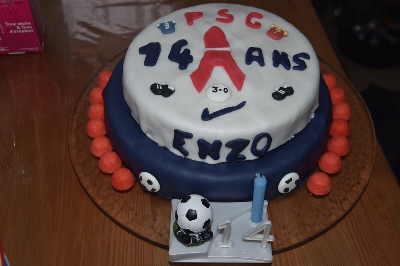 GATEAUX D ANNIVERSAIRES  14  ANS  ENZO TOUS EN CUISINE AVEC 