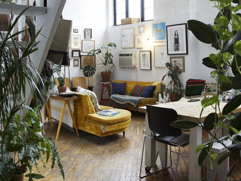 idee-decoration-salon-avec-canape-fauteuil-tissu-velours-jaune-14