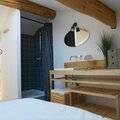 Vue du coin douche + lavabo en mezzanine