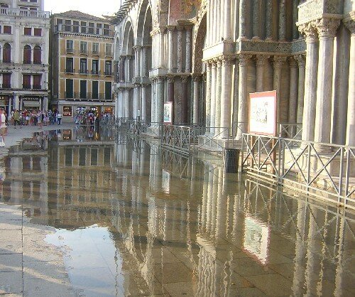 Un peu d'eau sur la Place St-Marc