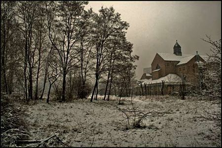 Une église sous la neige