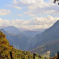 Vue sur les montagnes et la vallée d'Aspe depuis Boesou...