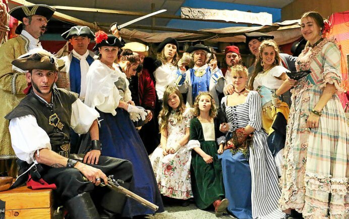 1-la-troupe-de-la-marie-claudine-a-embarque-le-public-sur_3142741_692x434p