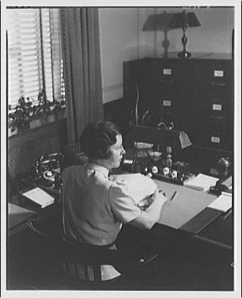 helen gandy à son bureau