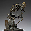 Vanité en bronze en forme de squelette en attitude de penseur
