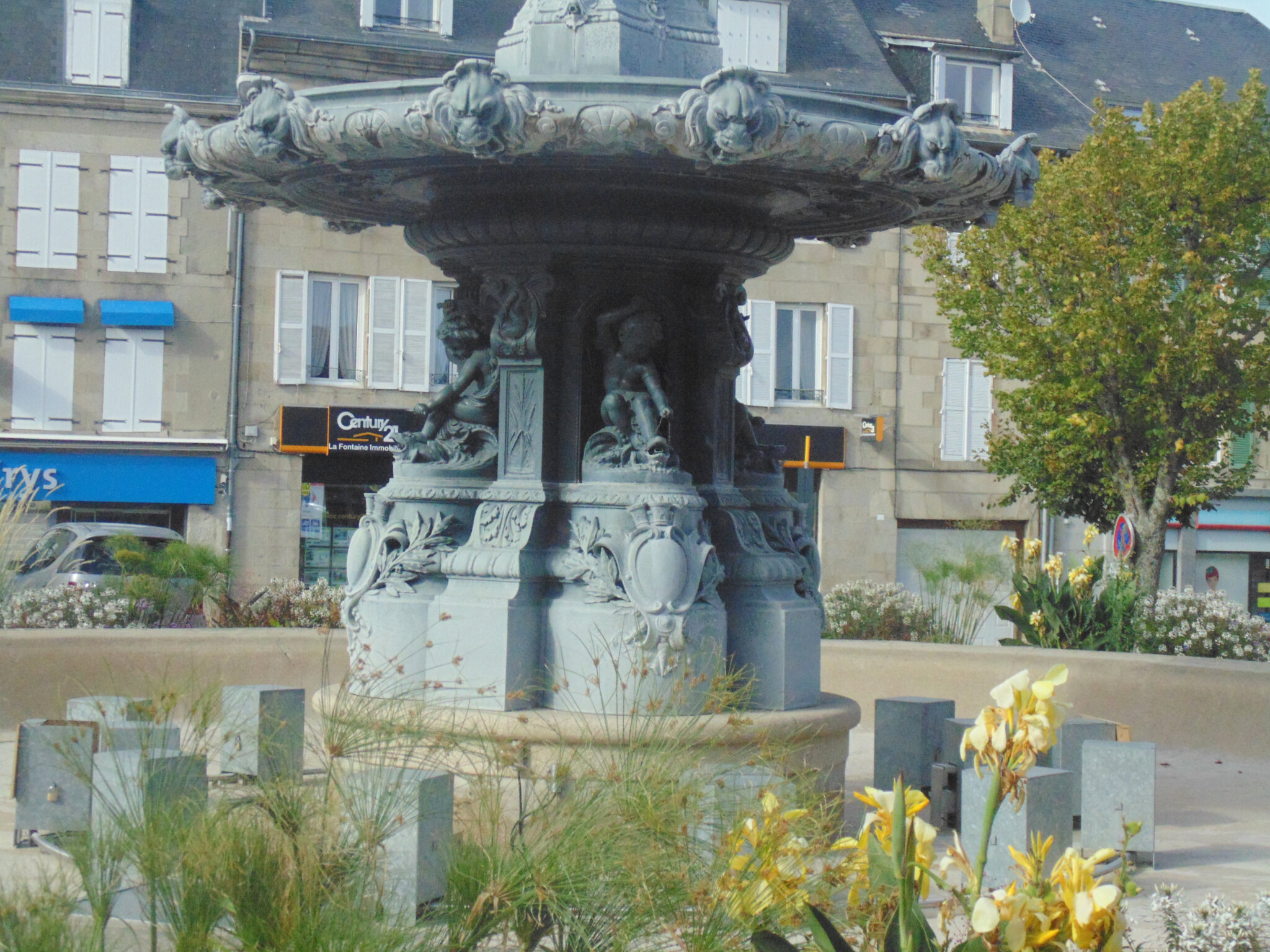 La Fontaine Des Trois Graces De Gueret Les Photos De Barbenoire