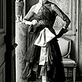 Cristóbal Balenciaga, robe et manteau de cocktail en dentelle noire, ceinture corselet rose, 1951