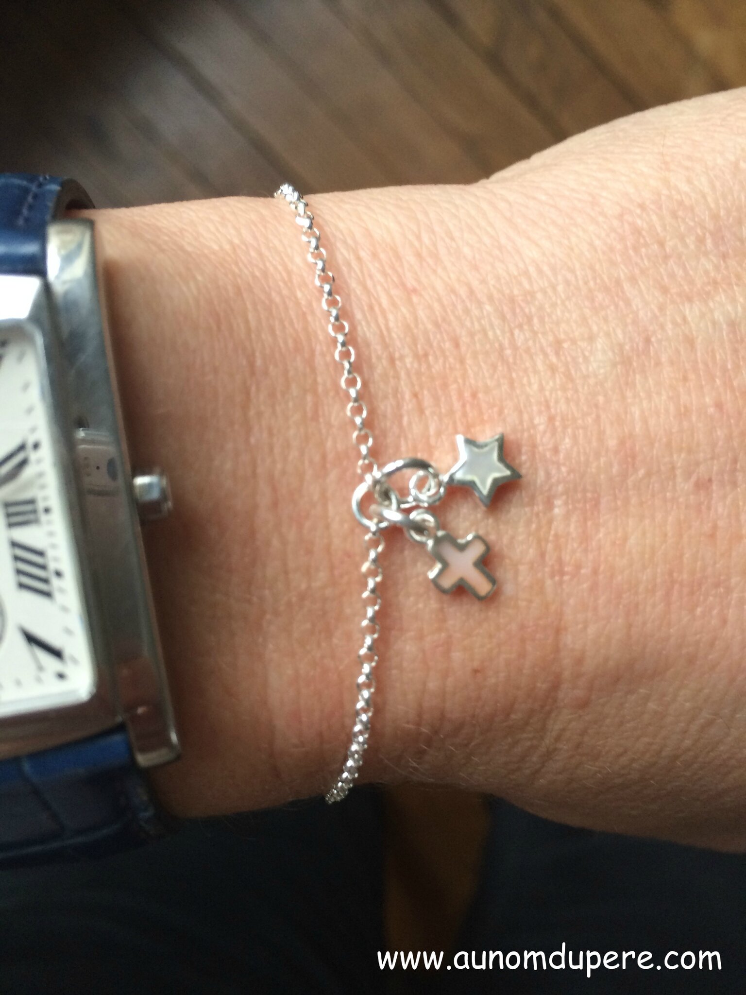 Bracelet Regarde l'Etoile (Croix rose étoile blanche) - 46 € avec la mini médaille miraculeuse au niveau du fermoir, 37 € sans