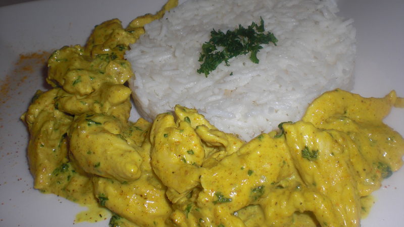 Poulet au riz et à la crème de curry : Recette de Poulet au riz et à la  crème de curry