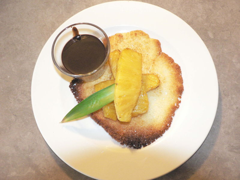 Ananas poelé sur croquant de coco et sauce chocolat. Mon de