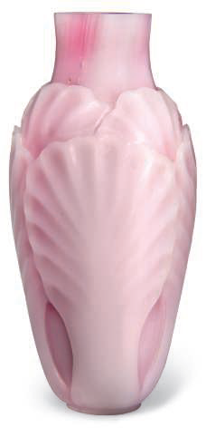A pink glass cabbage-form snuff bottle , Qing dynasty (1644-1911)