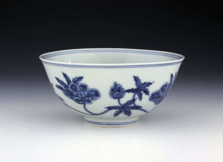 Porcelain 'palace bowl' with underglaze blue decoration. Ming dynasty