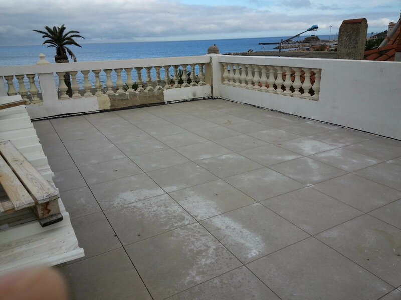 Villa There terrasse, socle statuette au fond