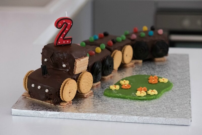 Gateau Train Pour 2 Bougies A Souffler Le Monde De Gnagna