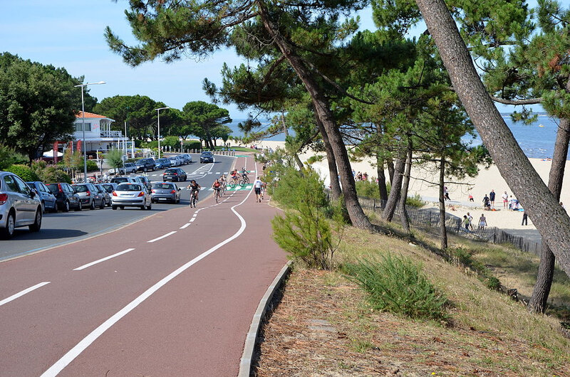 1024px-Piste_cyclable_a_Arcachon_DSC_0120