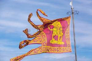 86793734-le-drapeau-de-venise-venise-avec-le-lion-ailé-sur-fond-de-ciel-bleu