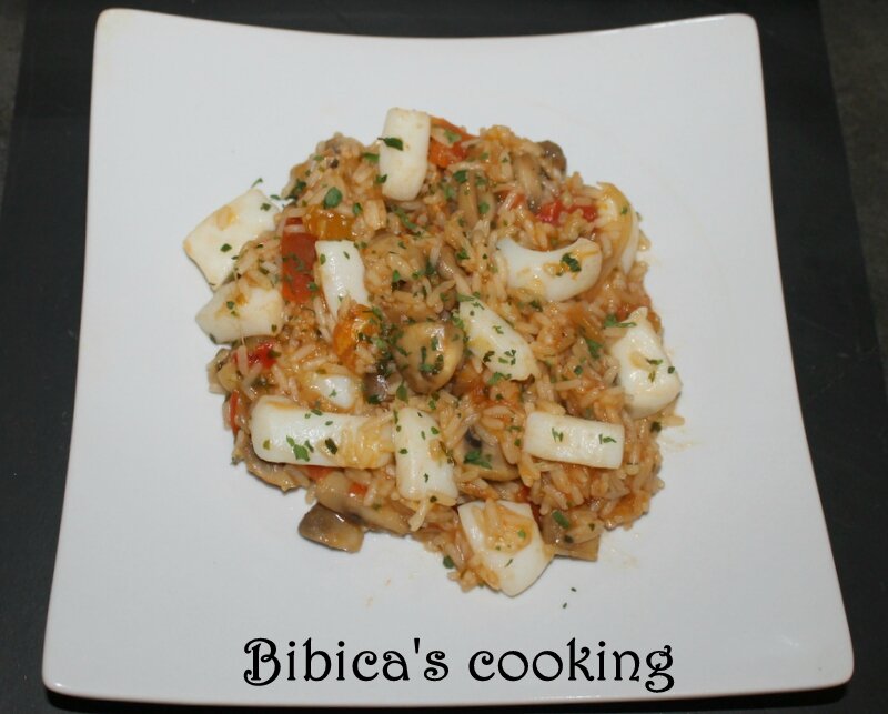 Poêlée de riz aux calamars, champignons et tomates fraîches
