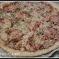 Pizza moitie viande hachee/chorizo et moitie jambon/chorizo 