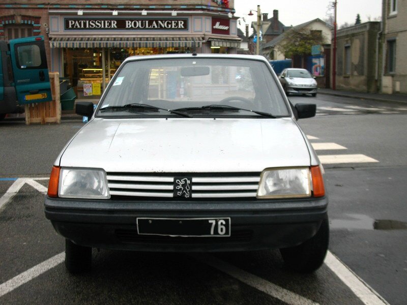Peugeot205GLav