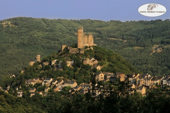 NAJAC_la_forteresse_royale_XIIe_et_XIIIe_siecles_dominant_le_village_face_est