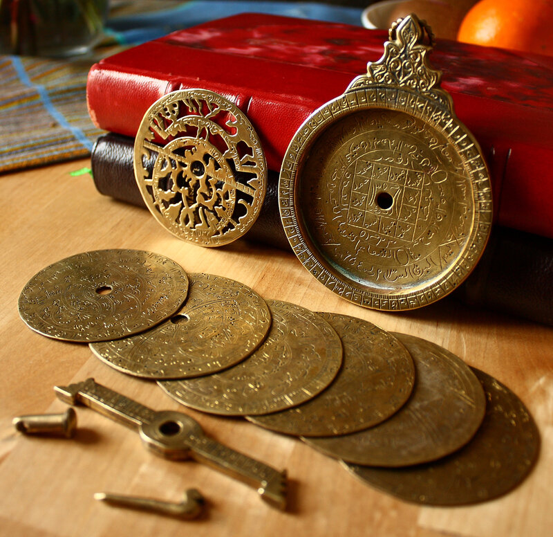 Astrolabe,_18th_century,_disassembled