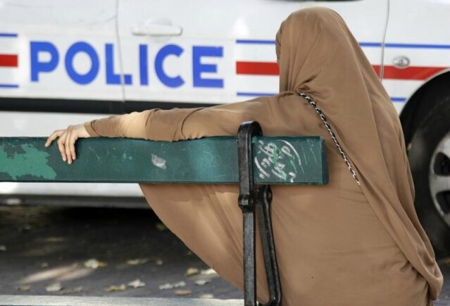 Niqab France police