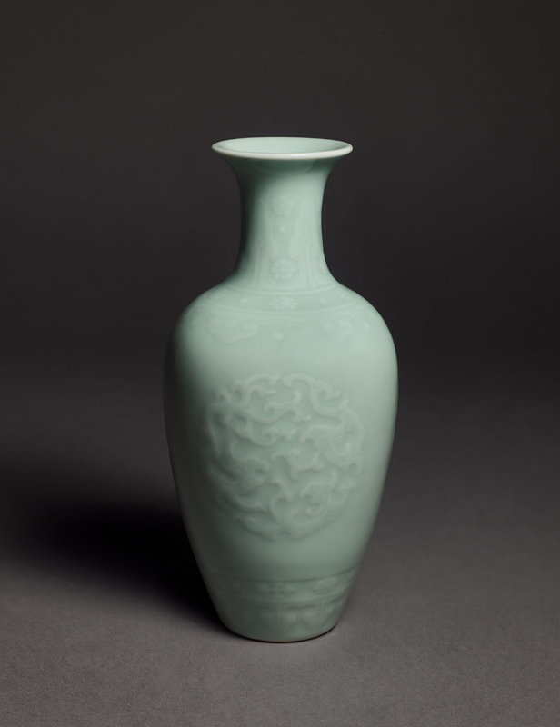 2021_HGK_20163_2910_000(a_fine_and_very_rare_carved_celadon-glazed_chilong_vase_qianlong_six-c103938)