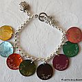 Bracelet sur chaîne métal ronde composé de 8 médailles en nacre gravées