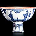 Coupe à pied en porcelaine émaillée rouge de fer et bleu blanc, Chine, dynastie Ming, époque Jiajing (1522-1566)