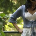 Cropped cardigan with leafs ties.