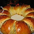 Brioche couronnée au pavot, pépites chocolatées et confipote abricot