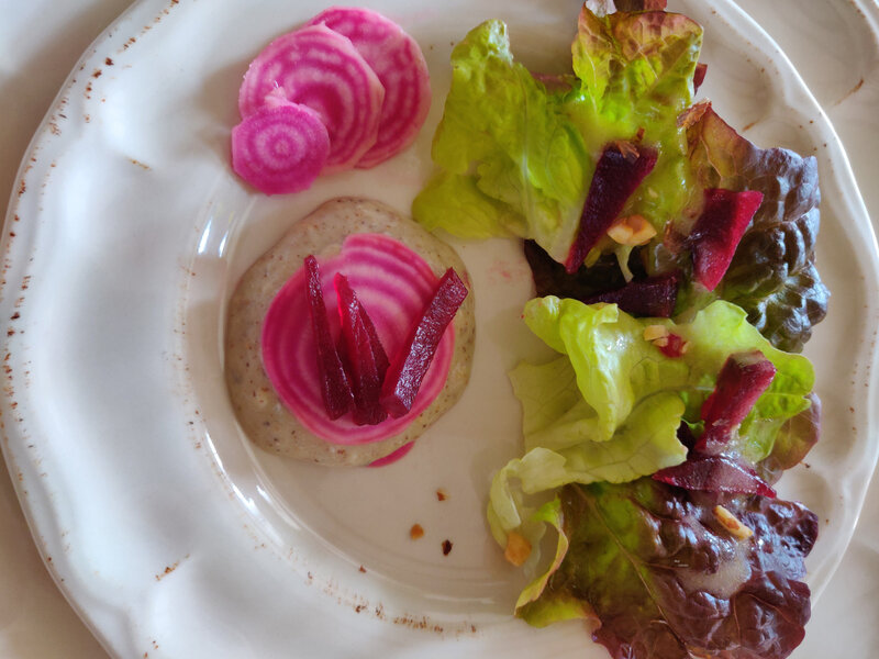 pétales de betteraves et crème de chèvre aux noisettes (2)