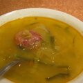 Caldo verde, soupe chou, pomme de terre et saucisse portugaise (portugal et brésil)