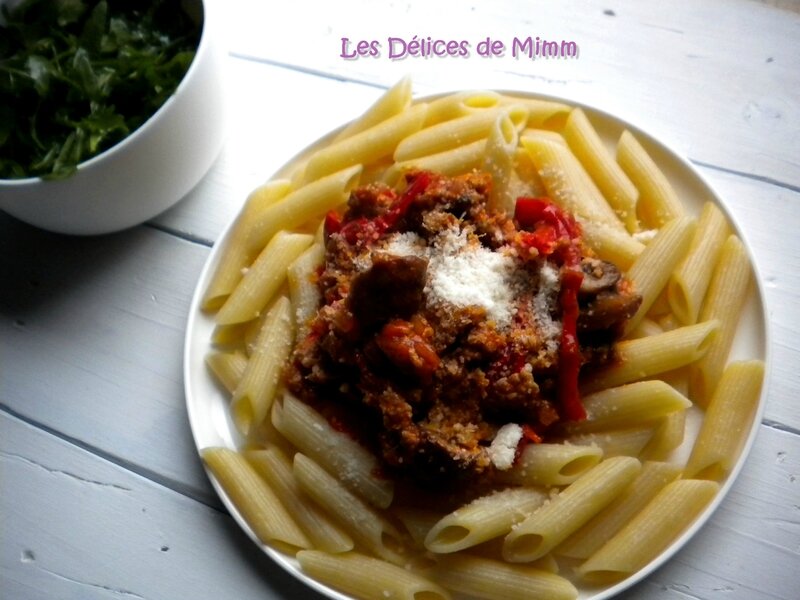 Penne sauce bolognaise aux champignons et au poivron pointu doux