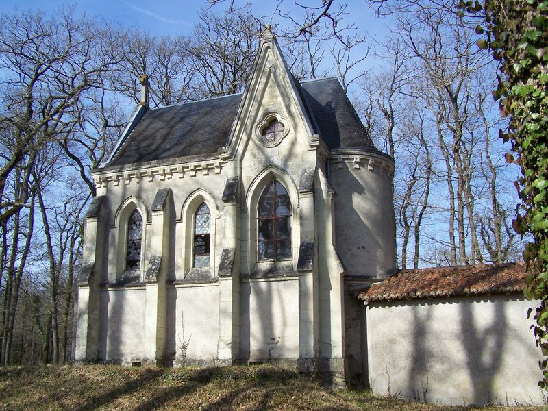Les deux chapelles du Cimetière des Martyrs